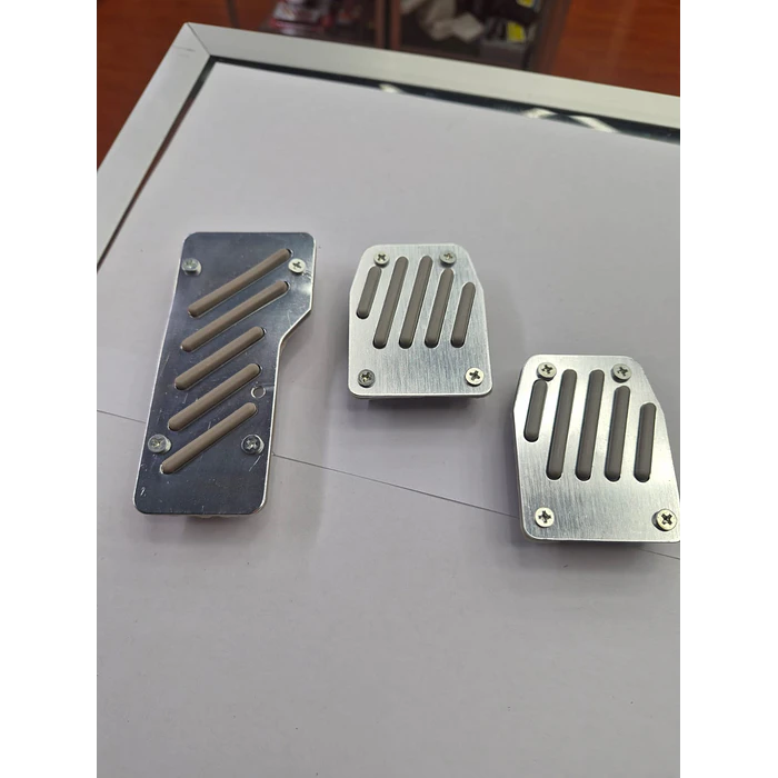 Set Cubre Pedales Deportivo 3 Piezas - Aluminio y Goma - Universal para Autos Manuales plata con líneas en gris  2