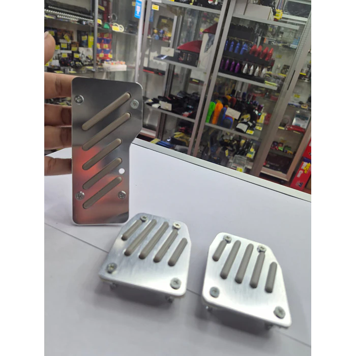 Set Cubre Pedales Deportivo 3 Piezas - Aluminio y Goma - Universal para Autos Manuales plata con líneas en gris  3