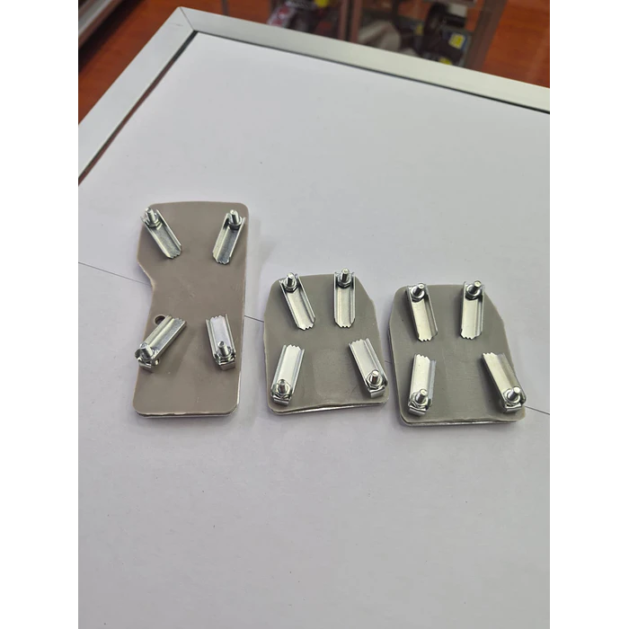 Set Cubre Pedales Deportivo 3 Piezas - Aluminio y Goma - Universal para Autos Manuales plata con líneas en gris  4