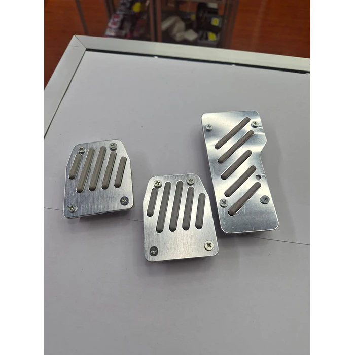 Set Cubre Pedales Deportivo 3 Piezas - Aluminio y Goma - Universal para Autos Manuales plata con líneas en gris  5