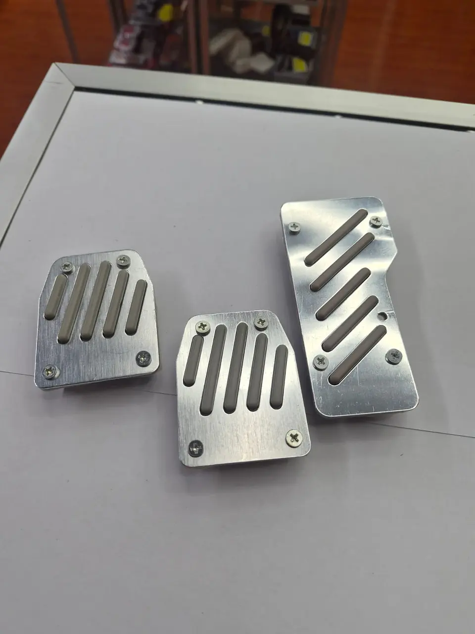 Set Cubre Pedales Deportivo 3 Piezas - Aluminio y Goma - Universal 5