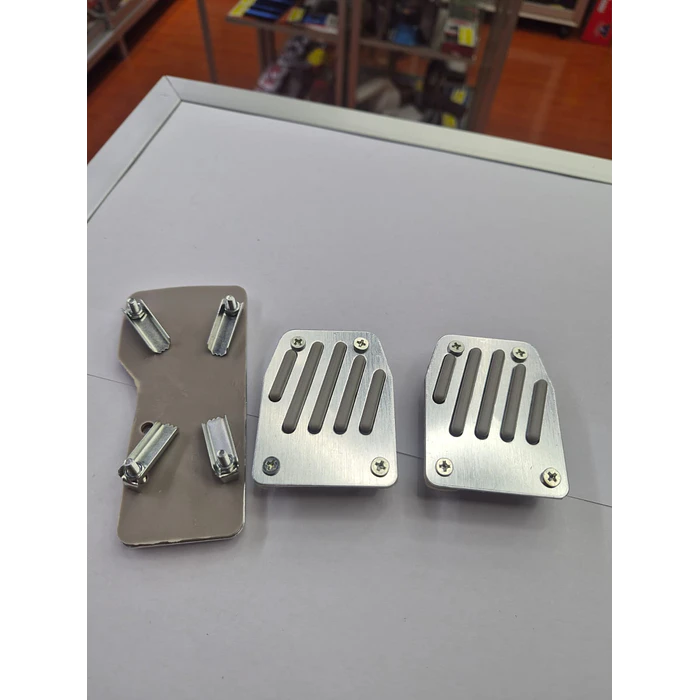 Set Cubre Pedales Deportivo 3 Piezas - Aluminio y Goma - Universal para Autos Manuales plata con líneas en gris  6