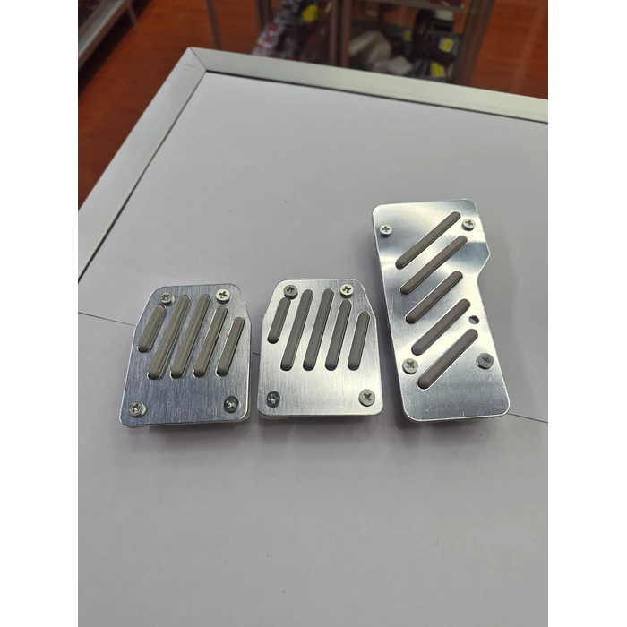Set Cubre Pedales Deportivo 3 Piezas - Aluminio y Goma - Universal para Autos Manuales plata con líneas en gris  7