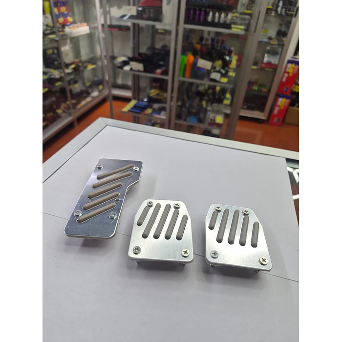 Set Cubre Pedales Deportivo 3 Piezas - Aluminio y Goma - Universal para Autos Manuales plata con líneas en gris  8