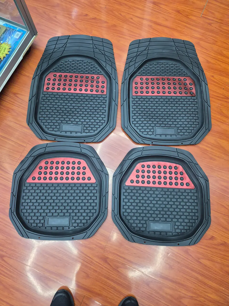 Set de alfombras pisos tapetes tipo bandeja negro con rojo 3