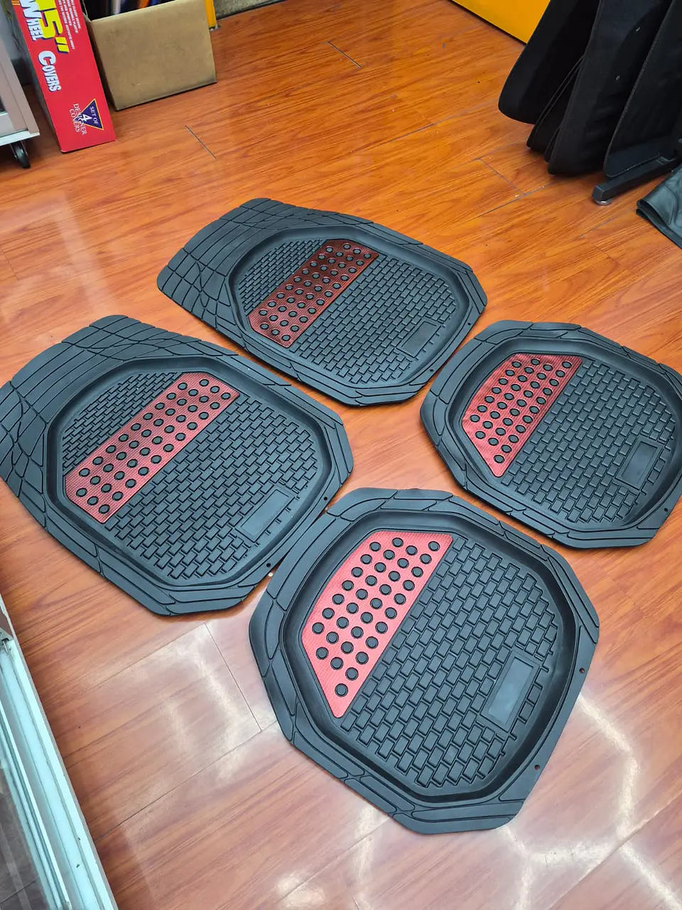 Set de alfombras pisos tapetes tipo bandeja negro con rojo 7