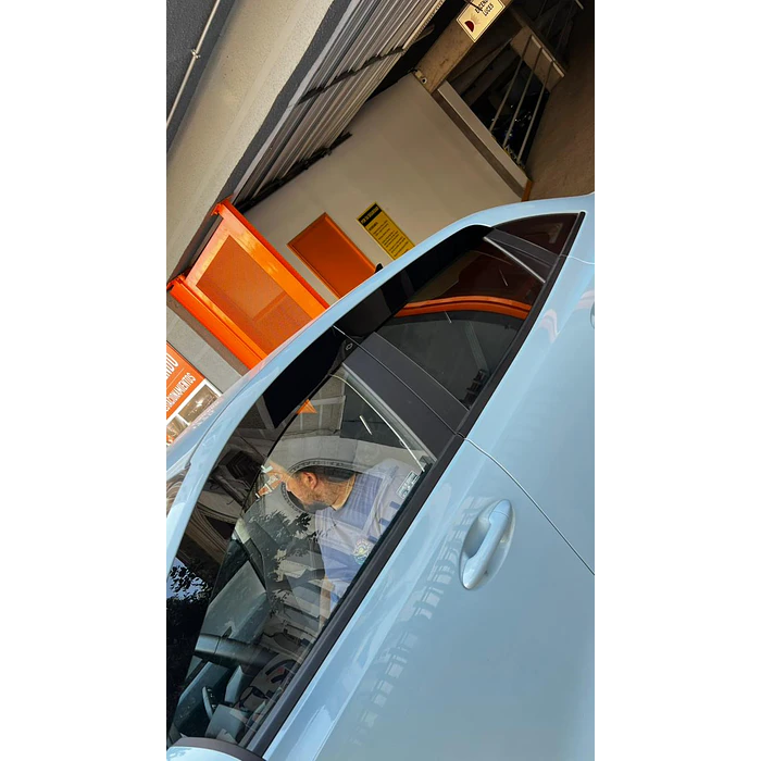 Bota Aguas de Acrílico 2mm plano Negro Brillante a Medida para chevrolet sail del 2023 al 2026 3