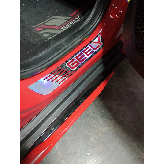 Cubre Zócalos / Pisadera Multifunción en Acrílico Protector para Autos Universal Geely 3