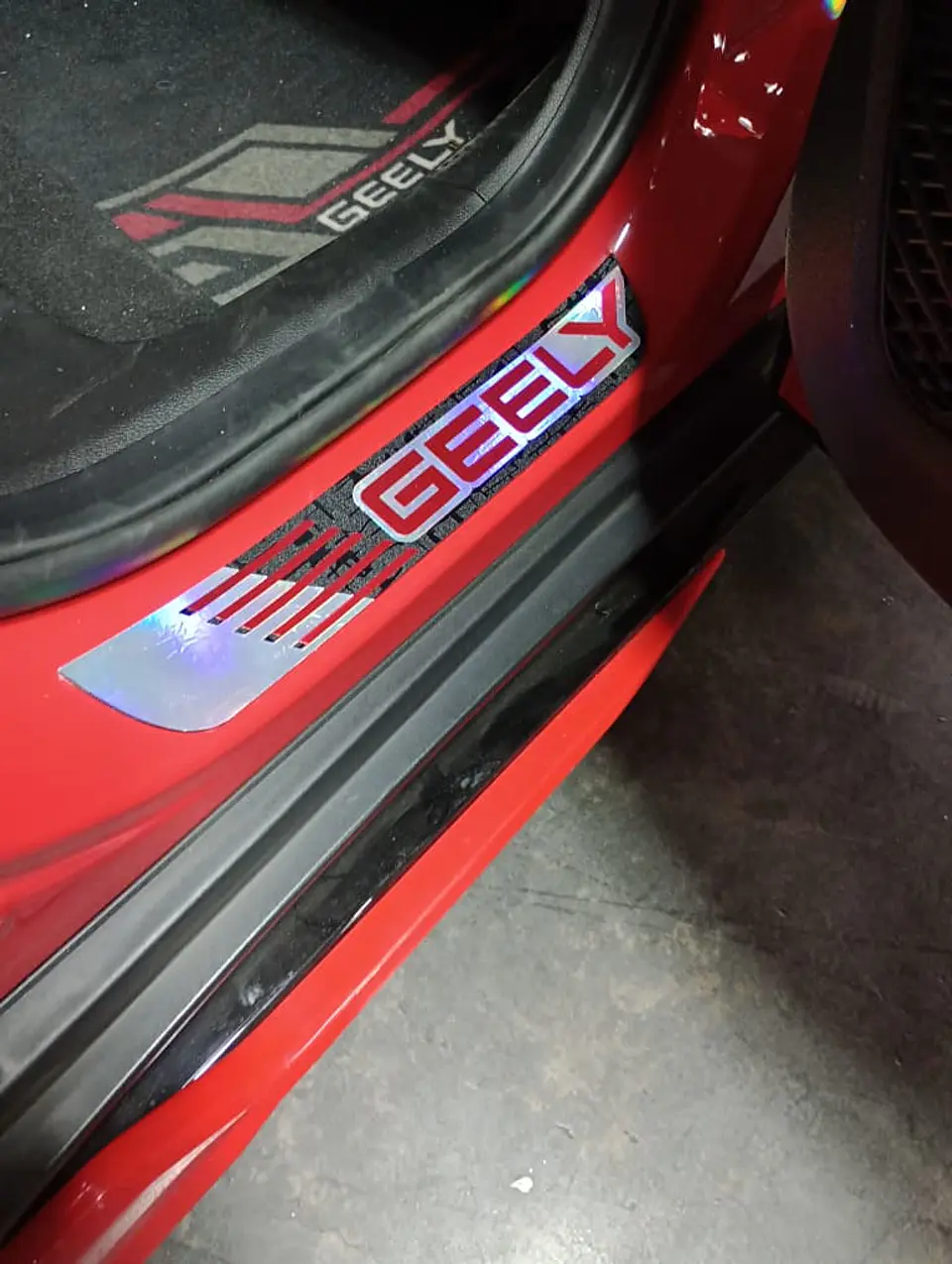 Cubre zócalos/pisadera multifunción acrílico - Geely 3
