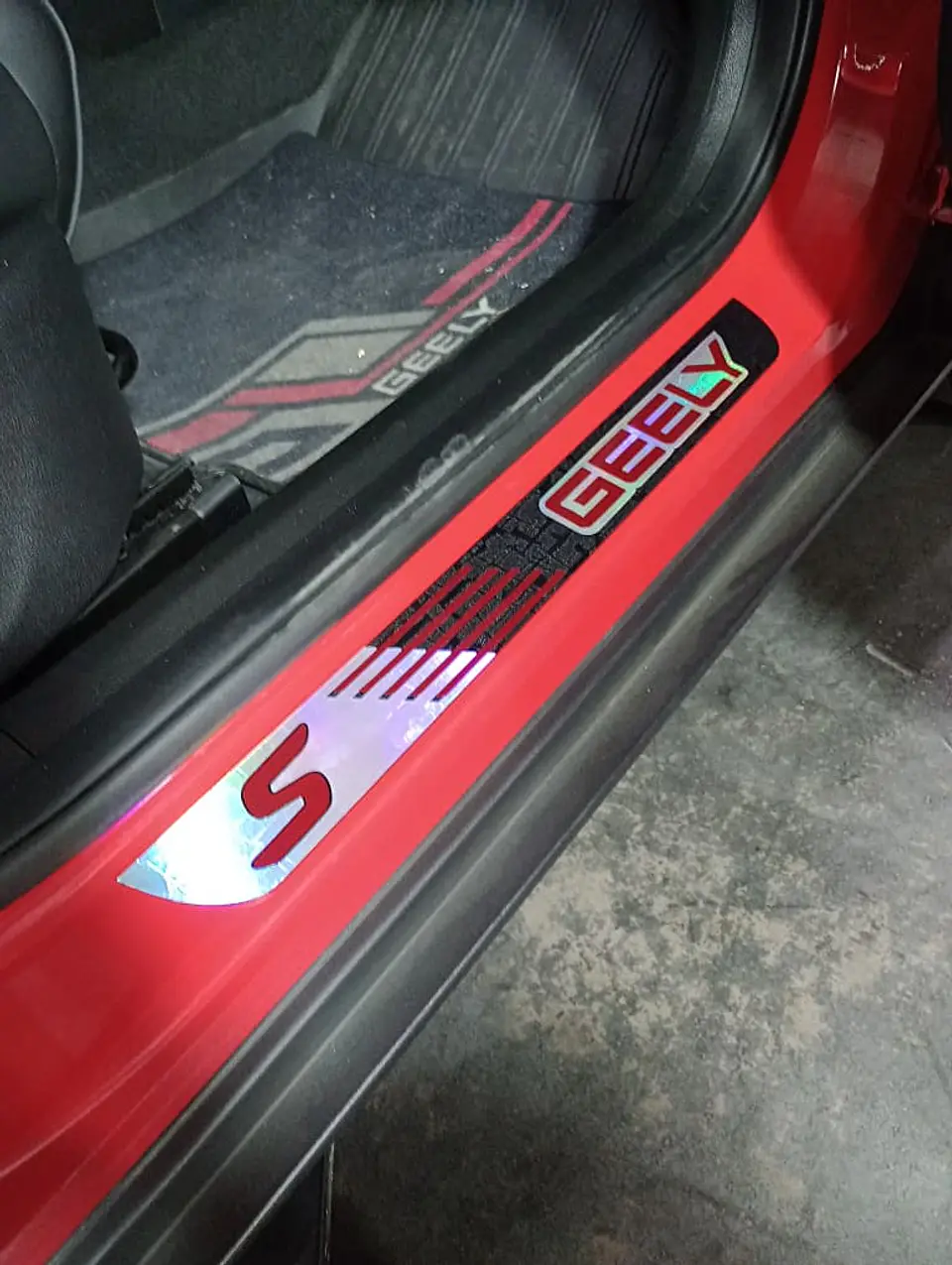 Cubre zócalos/pisadera multifunción acrílico - Geely 8