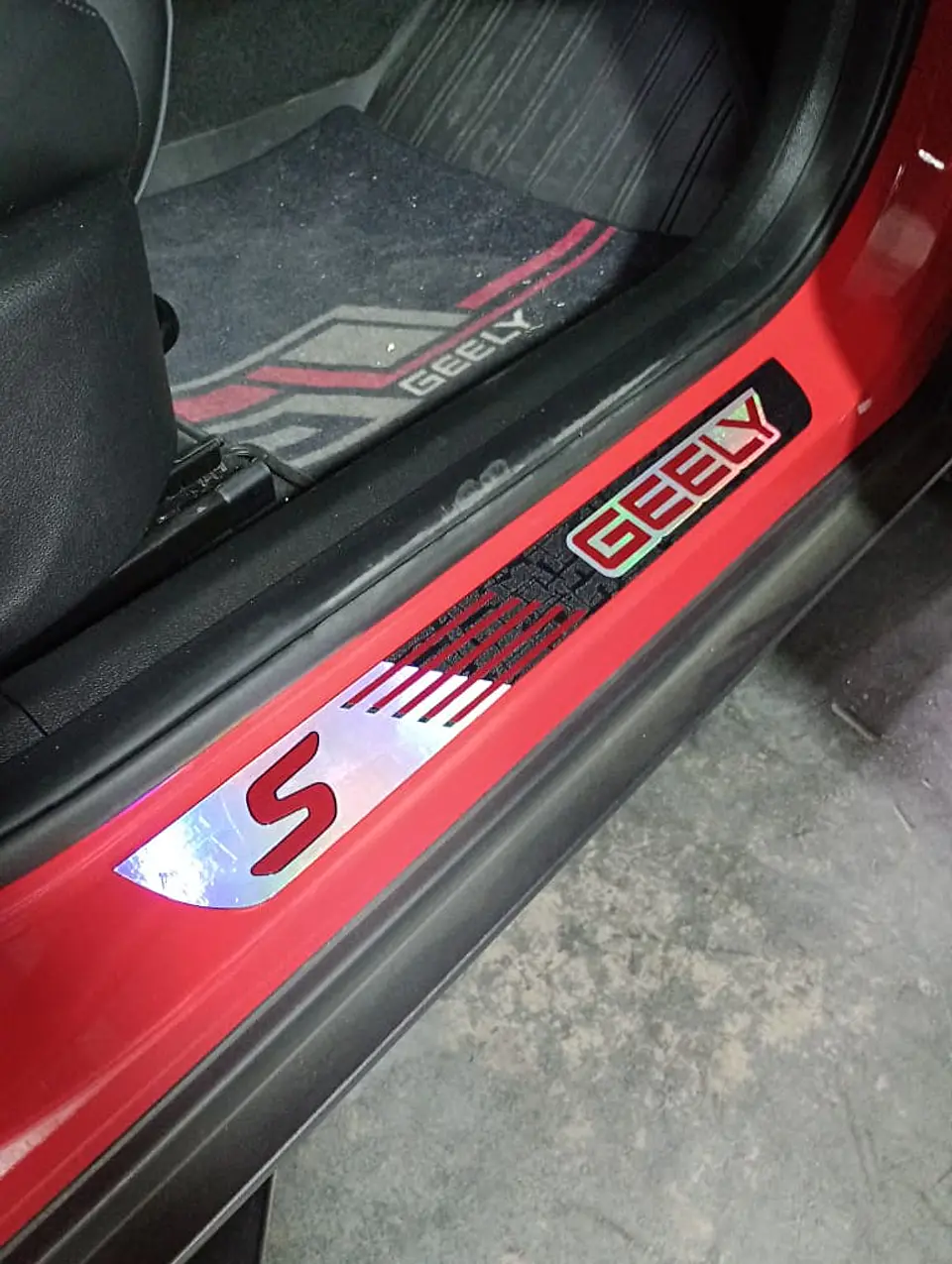 Cubre zócalos/pisadera multifunción acrílico - Geely 9