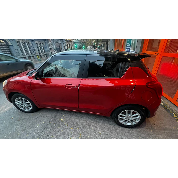 Bota Aguas de Acrílico 2mm plano Negro Brillante  para auto Suzuki Swift 2024 al 2025 3