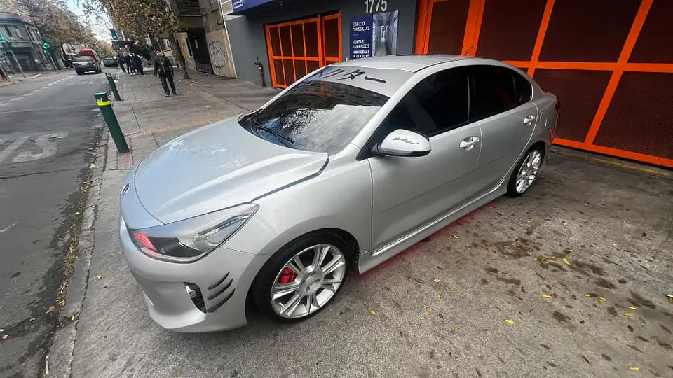 Bota Aguas Acrílico 2mm Negro Brillante - Kia Rio 4 2018-22 3