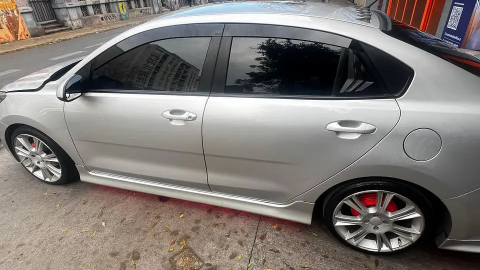 Bota Aguas Acrílico 2mm Negro Brillante - Kia Rio 4 2018-22 5