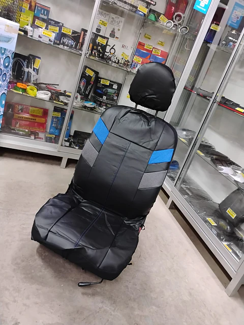 Fundas cubre asientos en ecocuero negro con detalle en tela azul