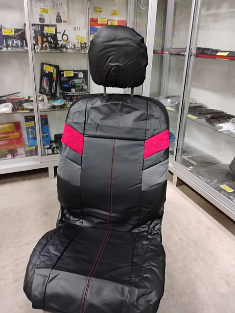 Fundas cubre asientos en ecocuero negro con detalle en tela rojo
