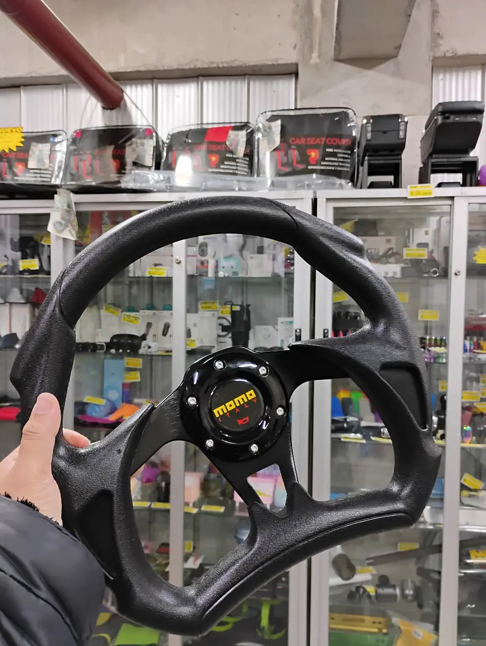 Volante de auto tipo D universal Tunning deportivo momo con botón de bocina centro negro 2