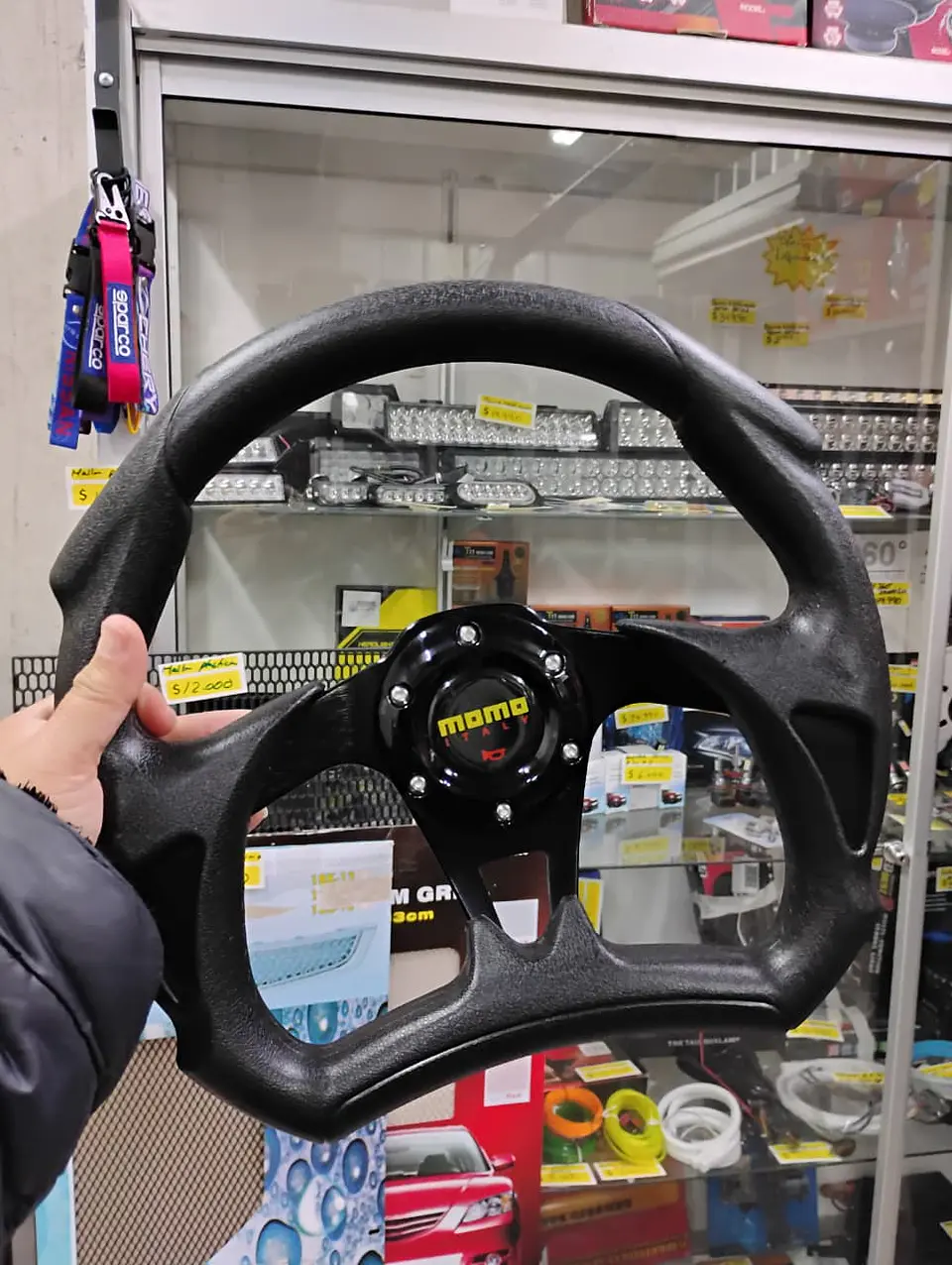 Volante de auto tipo D universal Tunning deportivo momo con botón de bocina centro negro 5