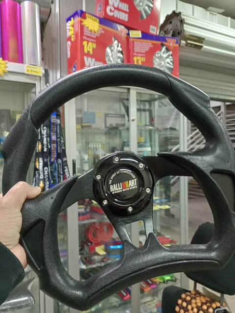 Volante de auto tipo D universal Tunning deportivo marca Rally art con botón de bocina medida 31cm diámetro externo centro negro