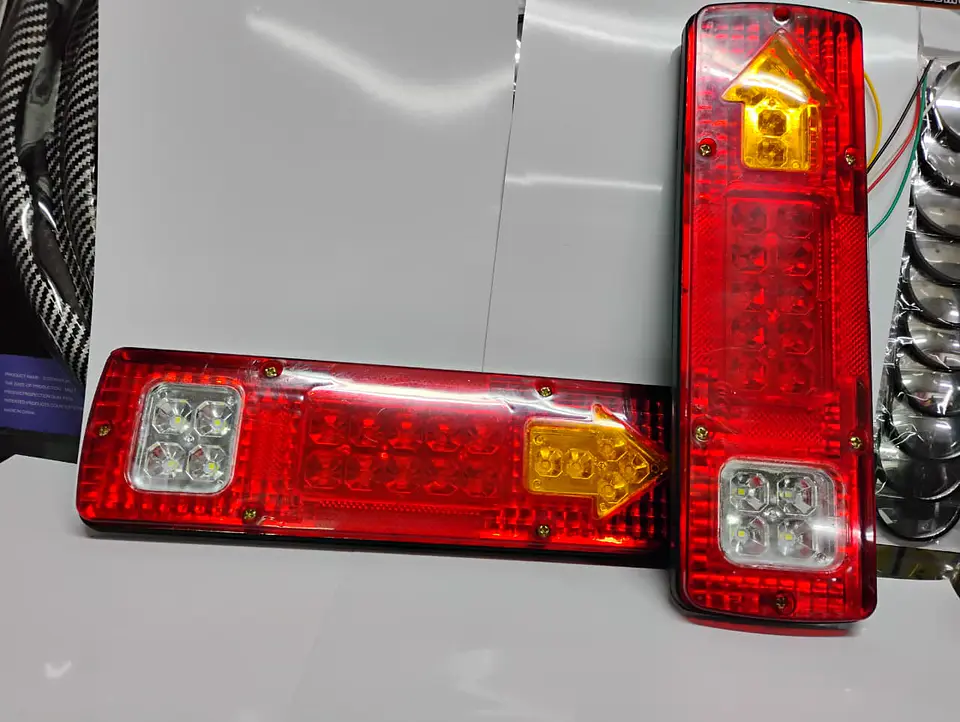 Par de focos led traseros 24V para Camiones CARRO DE ARRASTRE  2