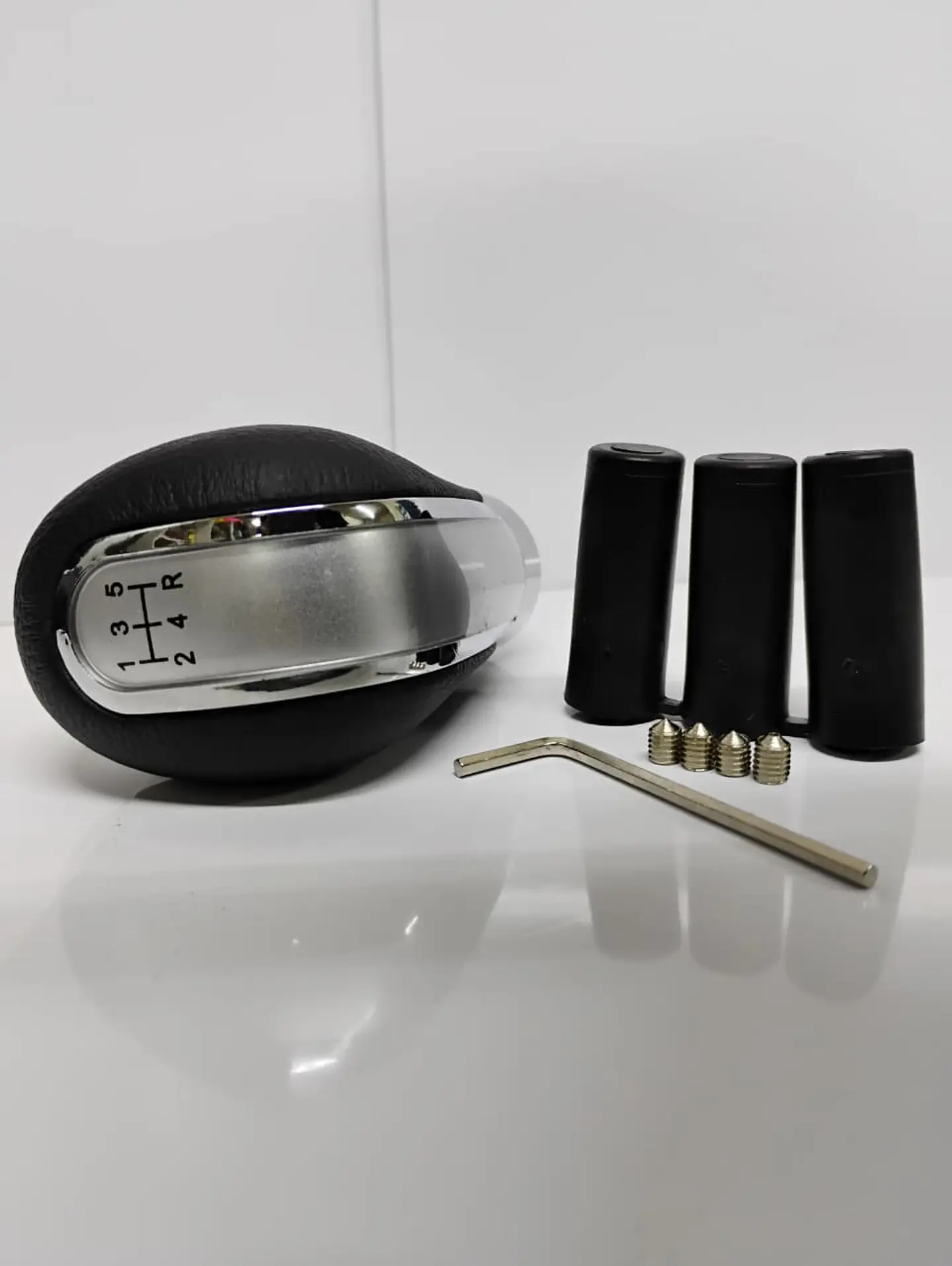 Pomo perilla palanca cambios eco cuero Negro con centro plata 5 veloc 6