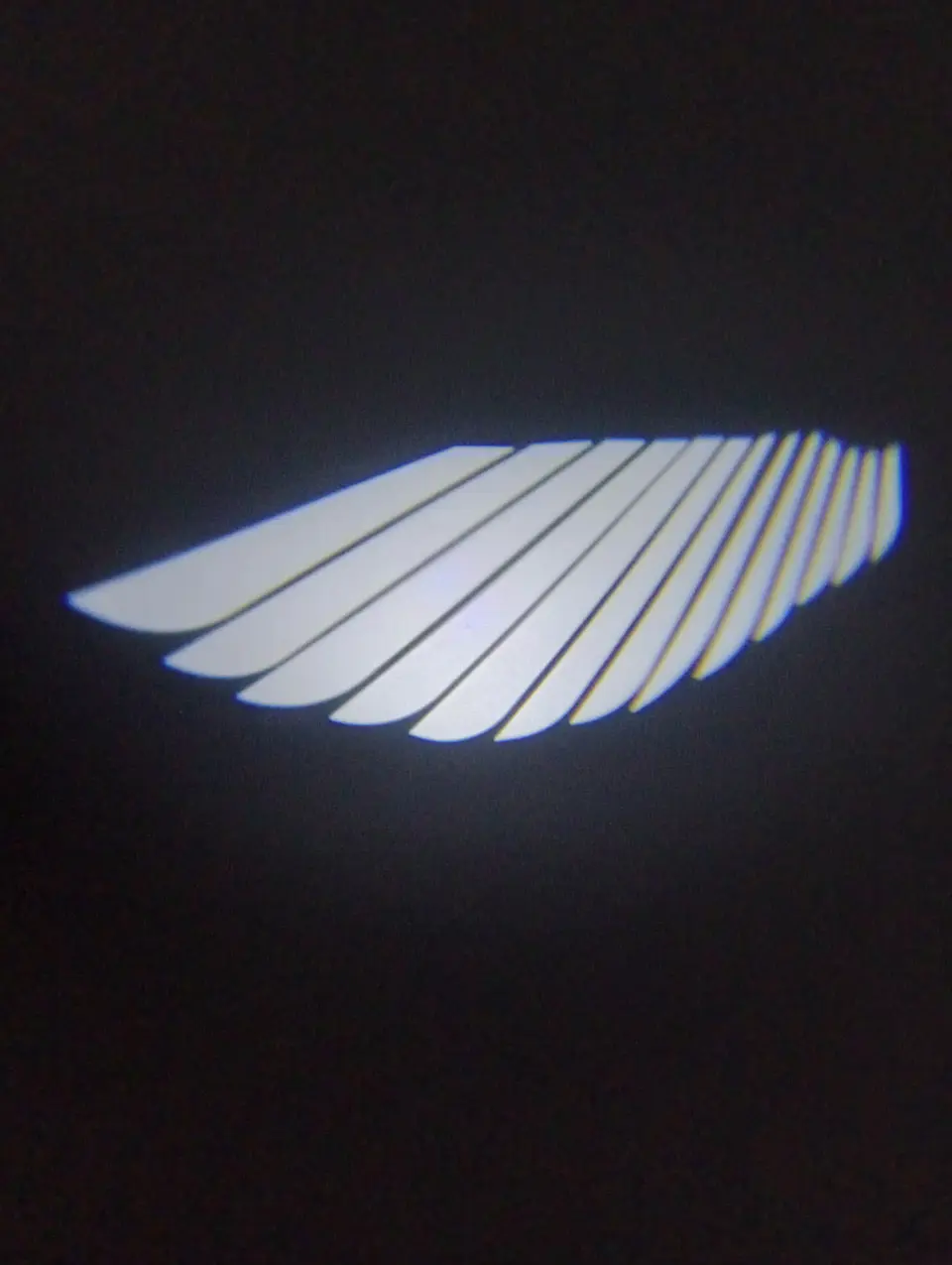 *💥 X2 luces led de cortesía o bienvenida para puertas de autos a bateria triple A logo alas 3