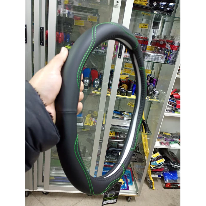 forro cubre volante de autos de eco cuero de alta calidad negro con Hilo verde 1