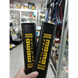 Cubre cinturón de seguridad de autos, almohadillas protectoras para los hombros Diseño Fibra de carbono bordado Momo letra amarilla