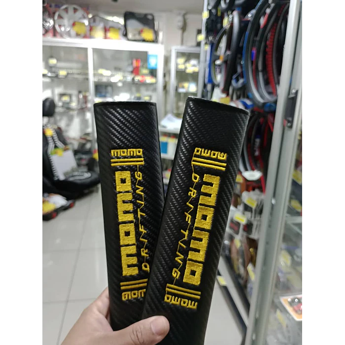 Cubre cinturón de seguridad de autos, almohadillas protectoras para los hombros Diseño Fibra de carbono bordado Momo letra amarilla 1