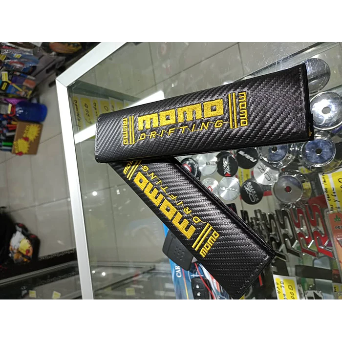 Cubre cinturón de seguridad de autos, almohadillas protectoras para los hombros Diseño Fibra de carbono bordado Momo letra amarilla 4