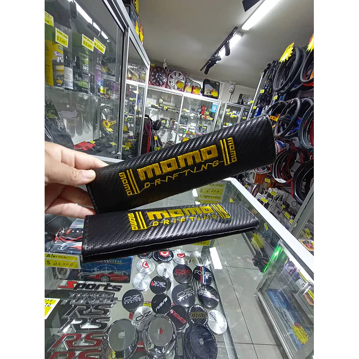 Cubre cinturón de seguridad de autos, almohadillas protectoras para los hombros Diseño Fibra de carbono bordado Momo letra amarilla 6