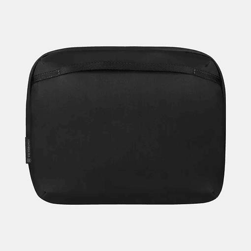 Necesor Victorinox colgando bolsa de toiles Essentials