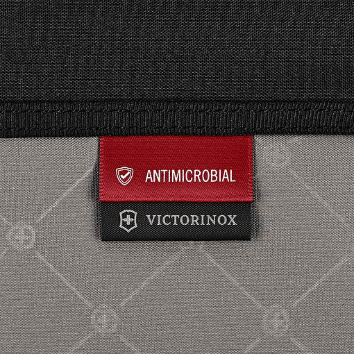 Necesor Victorinox colgando bolsa de toiles Essentials