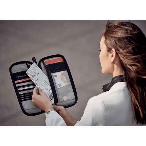 Portadocumento con protección RFID 5.0 color rojo Victorinox