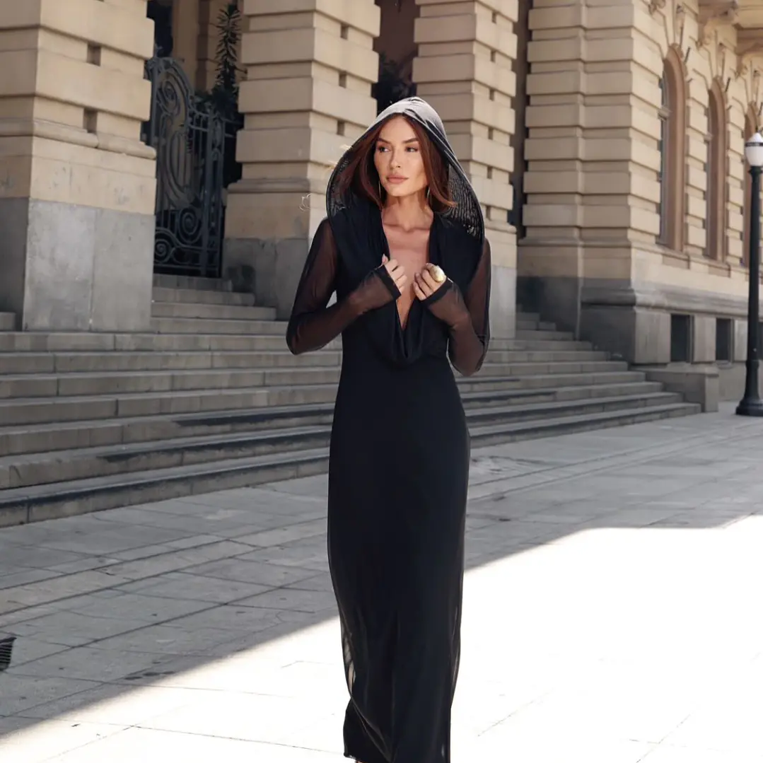 Vestido Nahla Black – Elegancia en Tul con Capucha 2