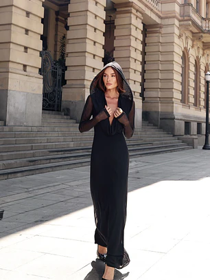Vestido Nahla Black – Elegancia en Tul con Capucha