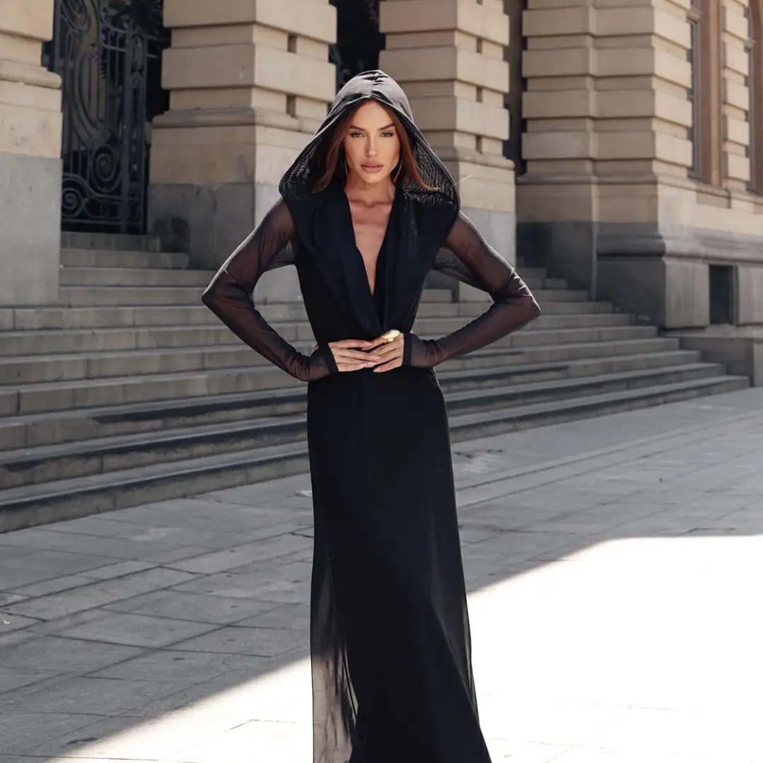 Vestido Nahla Black – Elegancia en Tul con Capucha 4