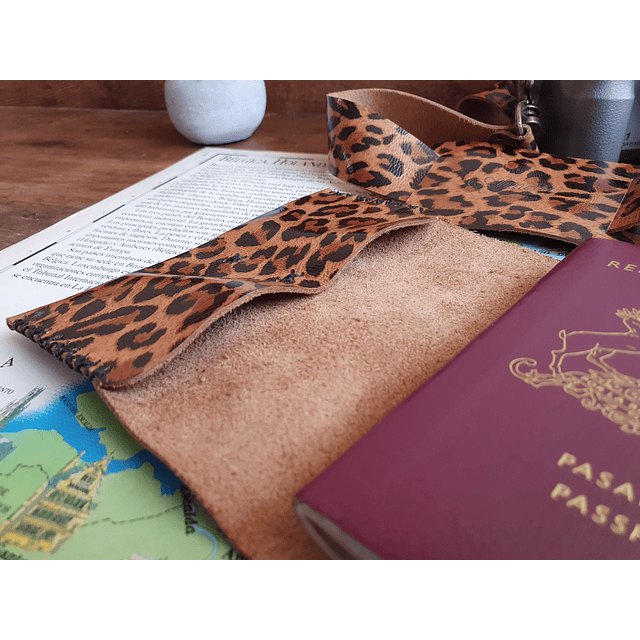 Funda pasaporte de cuero color Leopardo