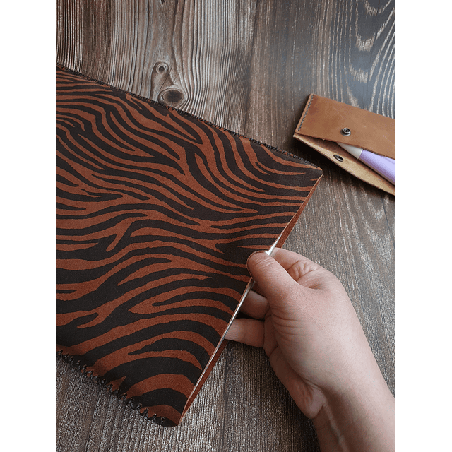 Funda de cuero para notebook de 13" color Cebra