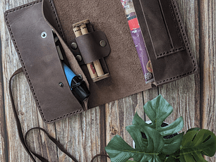 Tabaquera de cuero color Cafe con Leche