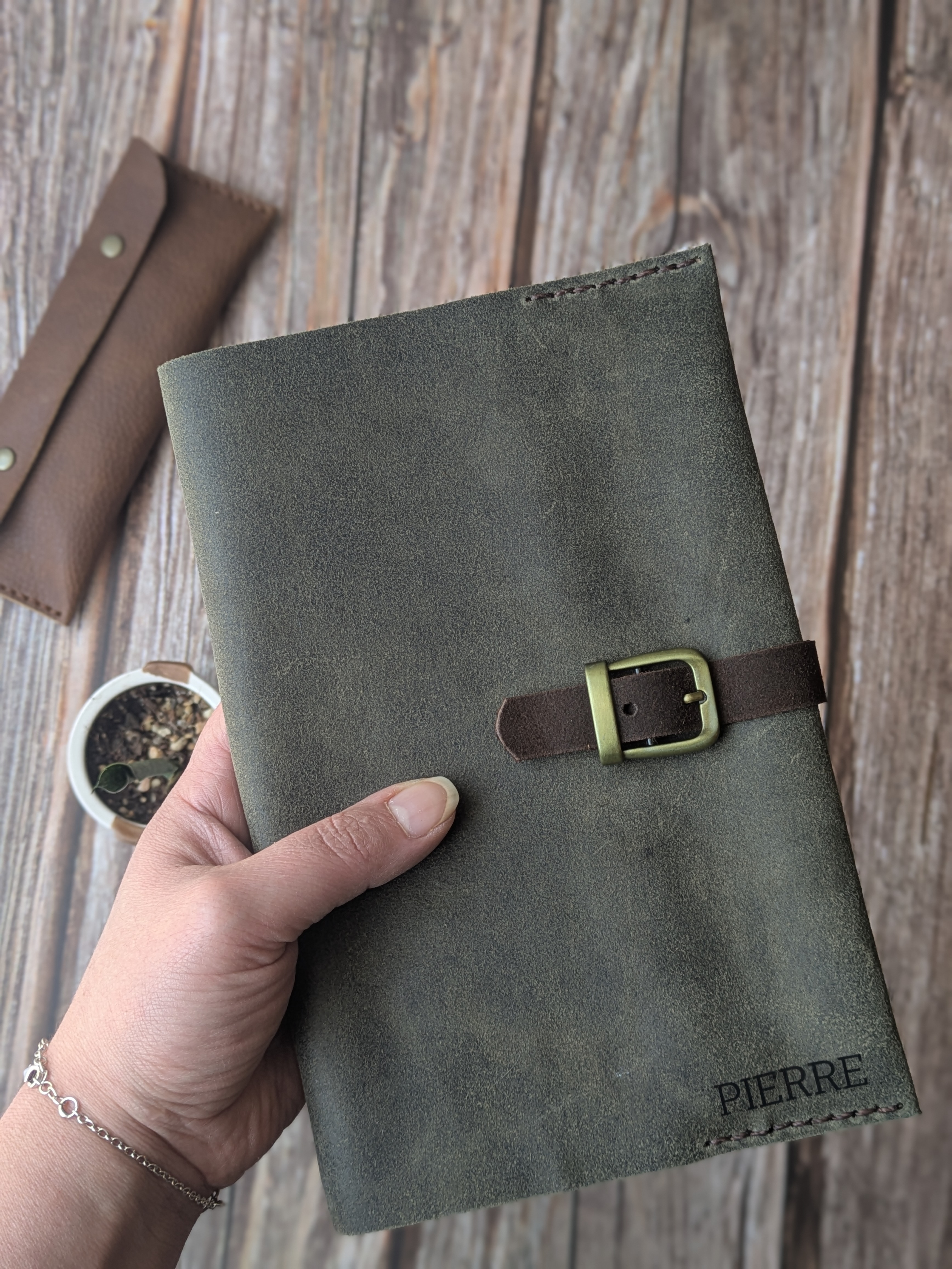 Bitácora recargable cierre hebilla color Musgo 1