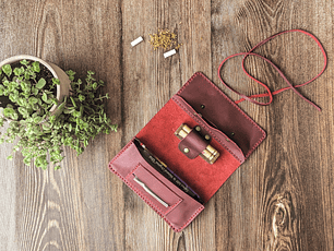 Tabaquera de cuero color Cereza