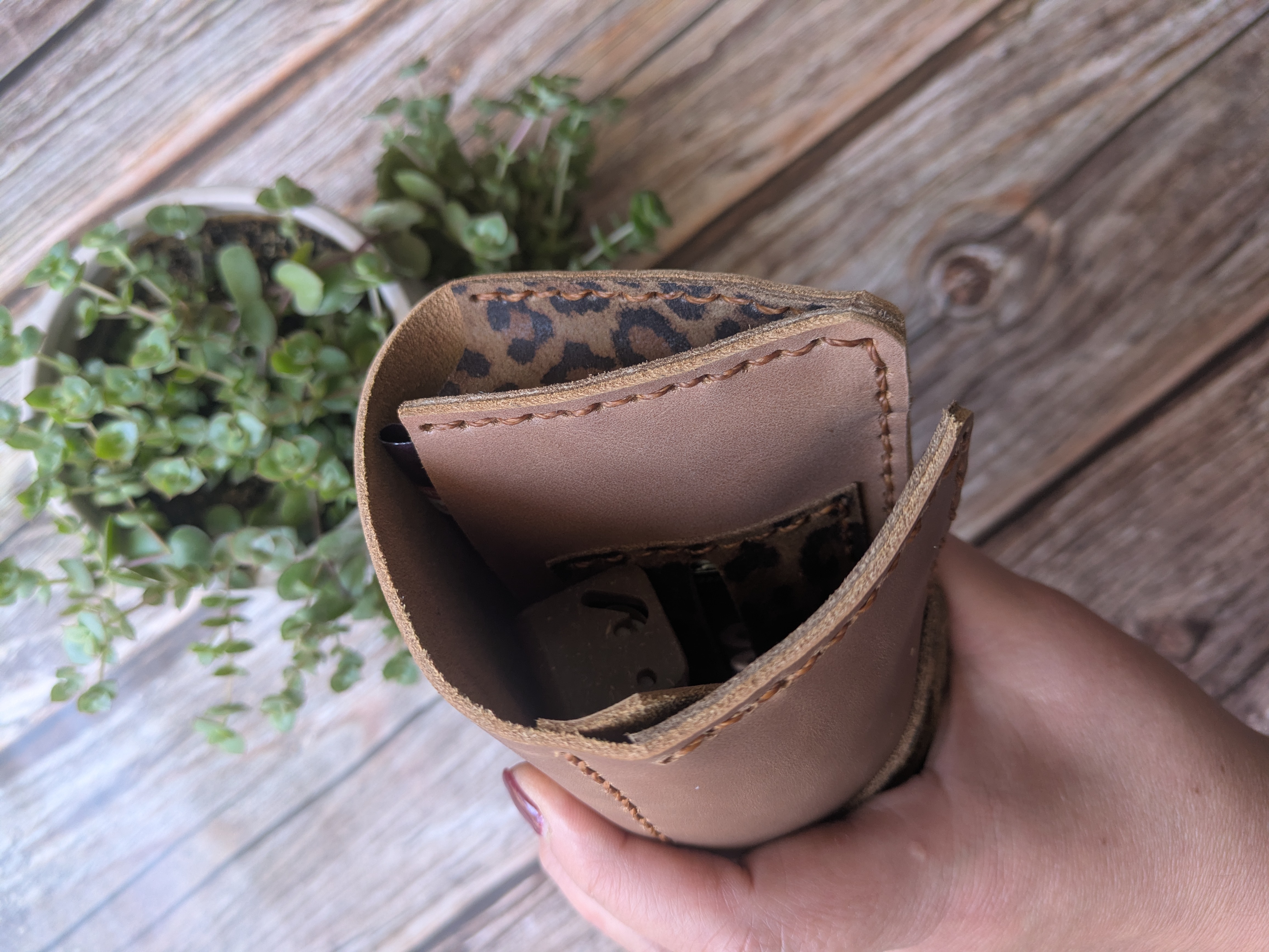 Tabaquera de cuero color Leopardo Camel 5