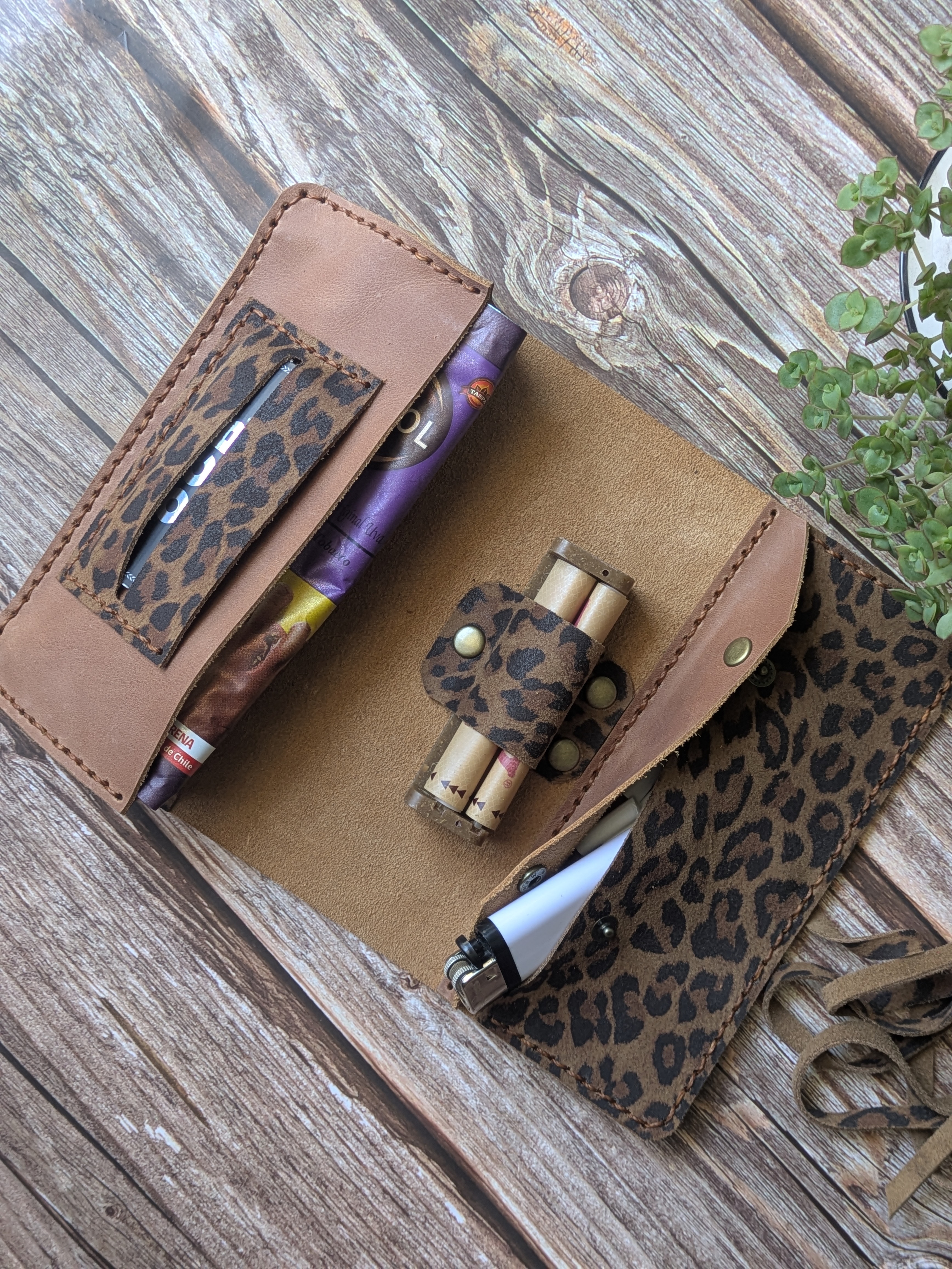 Tabaquera de cuero color Leopardo Camel 6