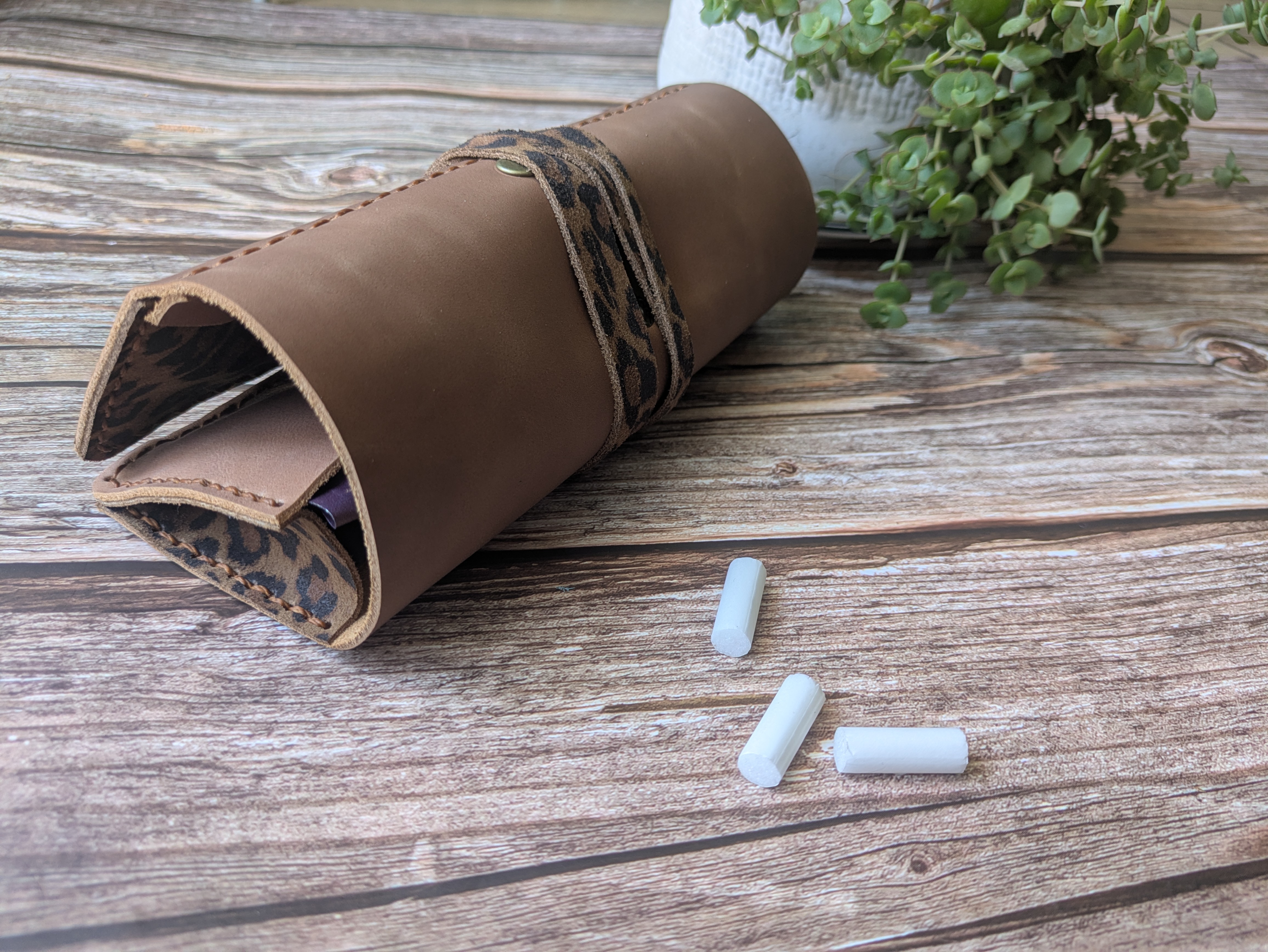 Tabaquera de cuero color Leopardo Camel 8