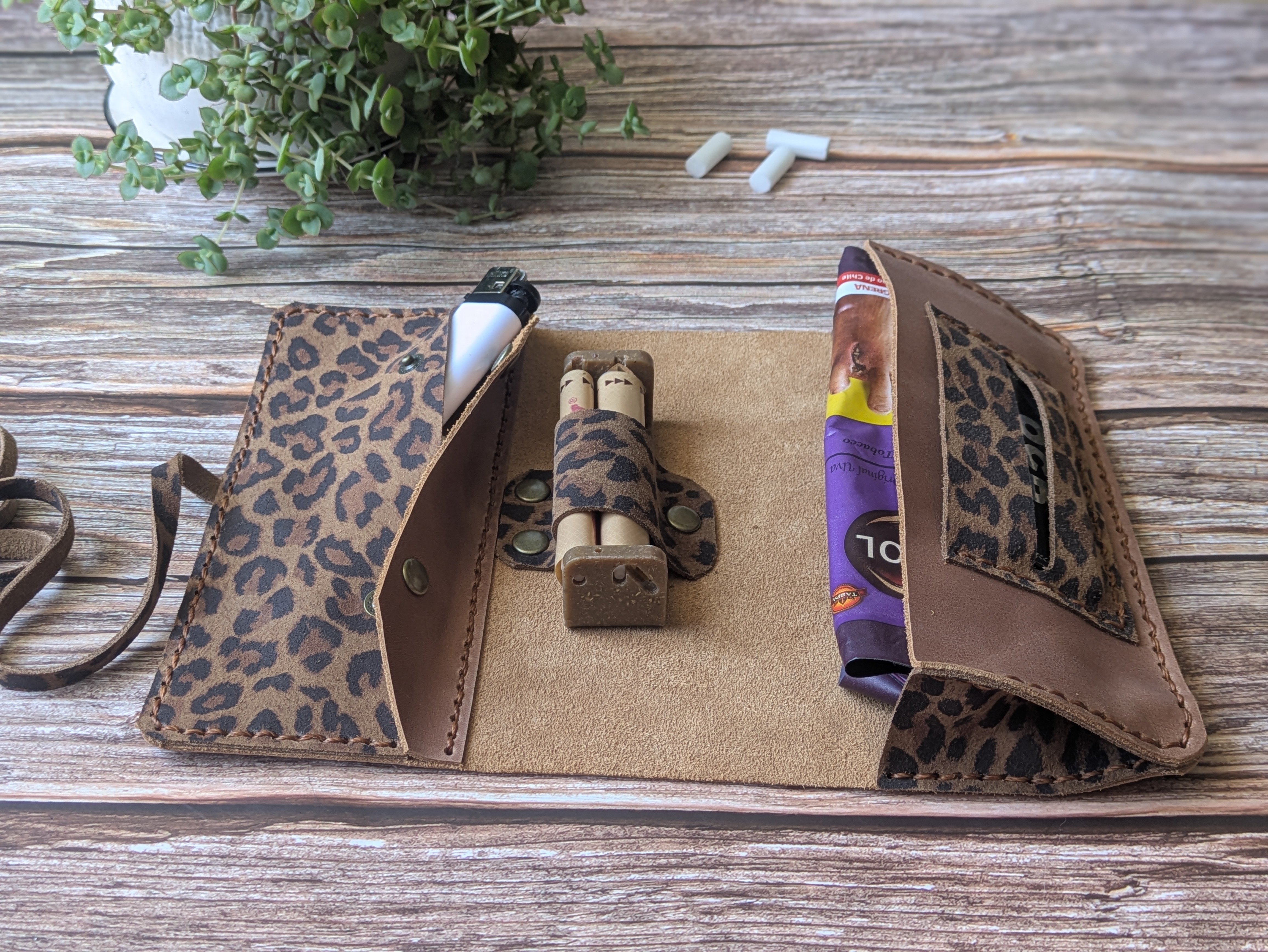 Tabaquera de cuero color Leopardo Camel 2