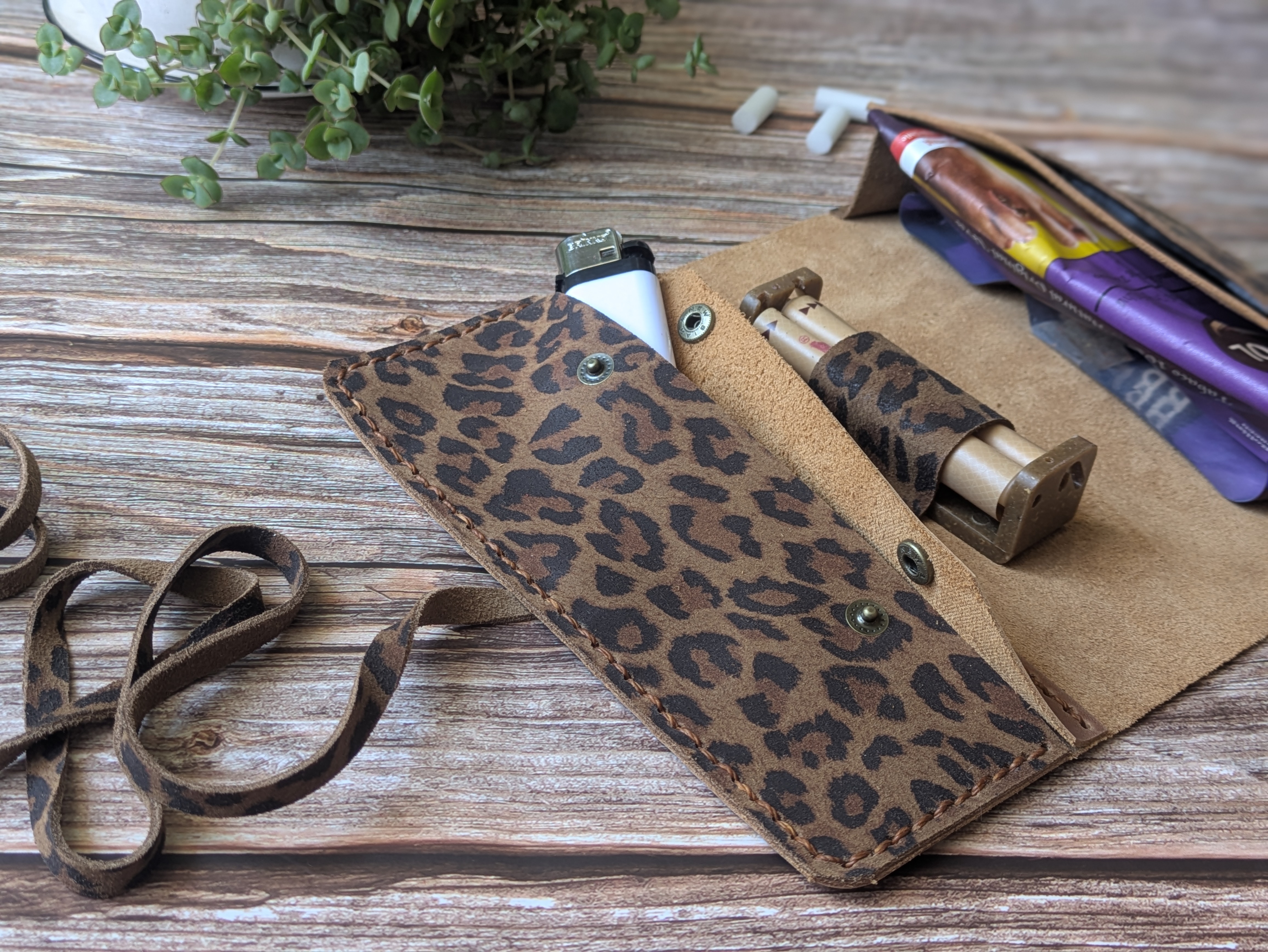 Tabaquera de cuero color Leopardo Camel 3