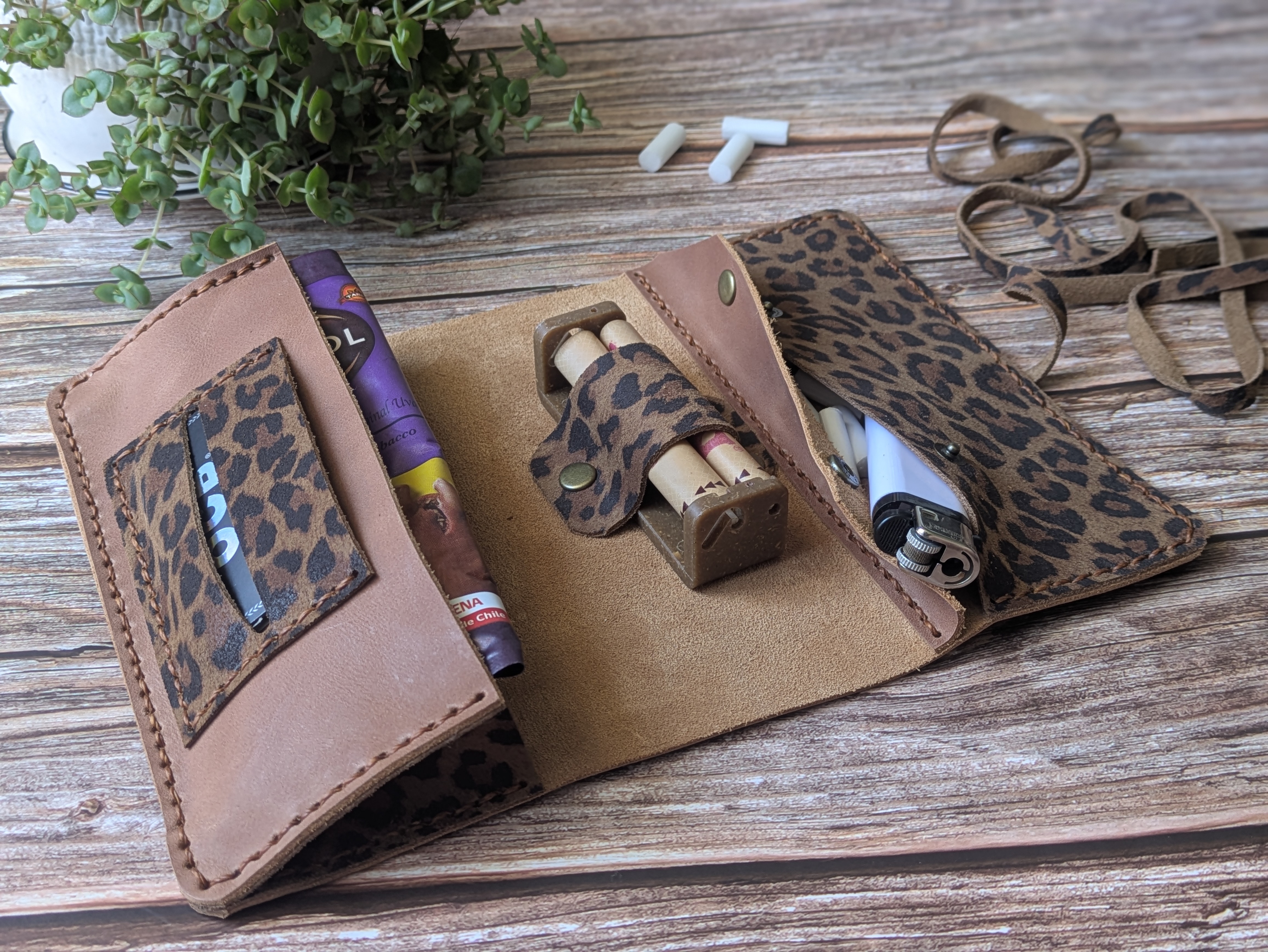 Tabaquera de cuero color Leopardo Camel 4