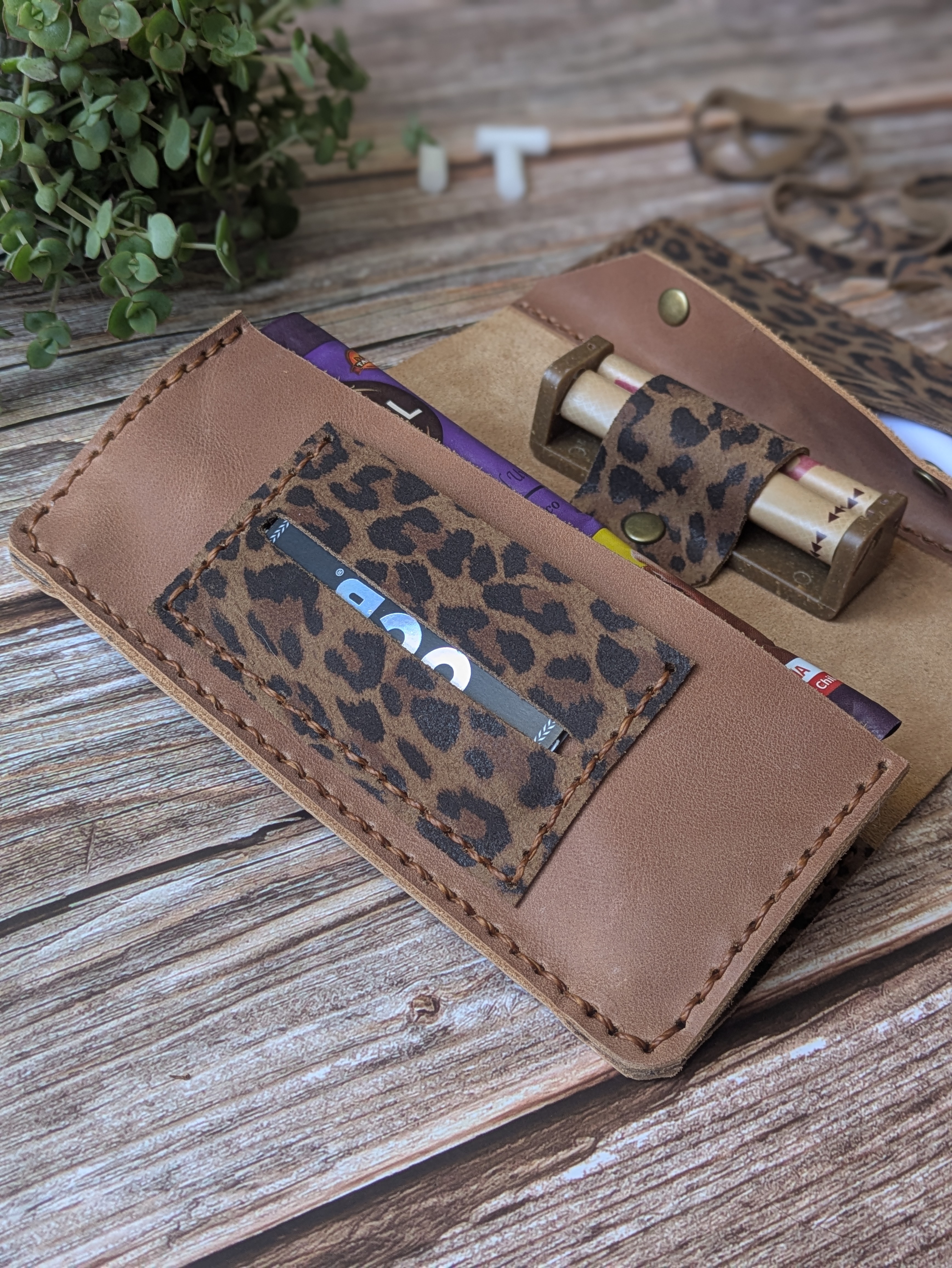 Tabaquera de cuero color Leopardo Camel 7