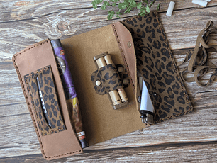 Tabaquera de cuero color Leopardo Camel